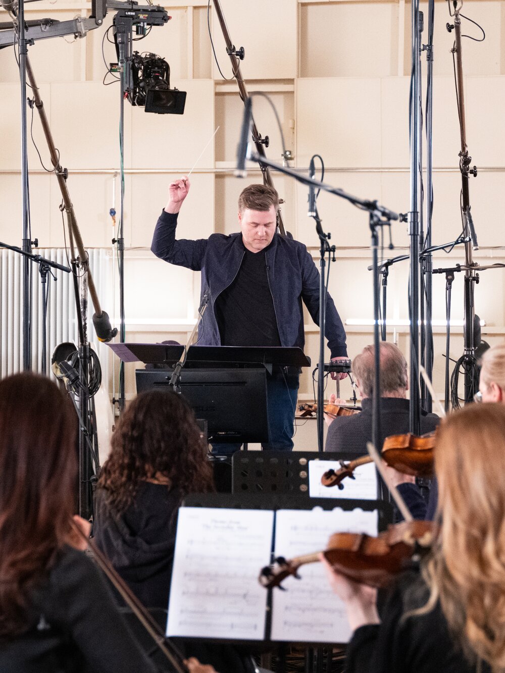 Benjamin Wallfisch at his piano | © Sven Doornkaat