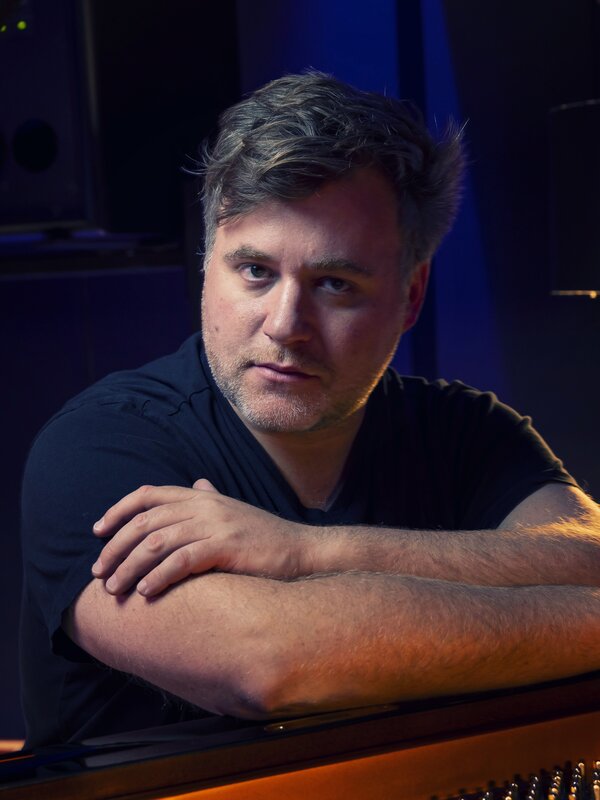 © Sven Doornkaat Benjamin Wallfisch at his piano | © Sven Doornkaat