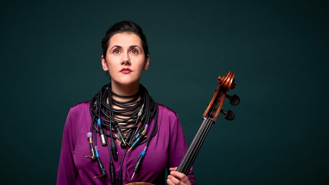 Ashia Bison Rouge with her cello | © Saskia Uppenkamp