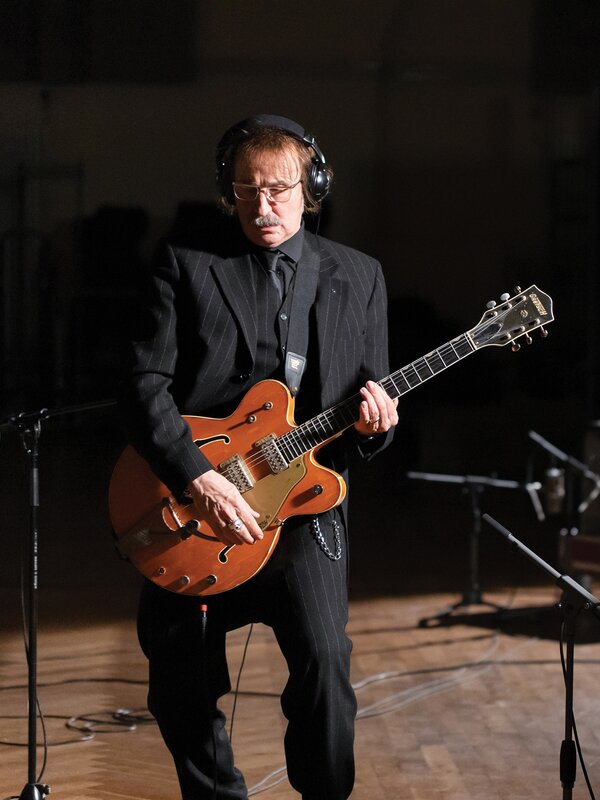 Alexander Hacke recording electric guitar. Photo by Beto Ruiz Alonso.