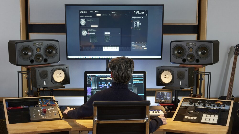 An expert musician works with the SINEplayer in the studio