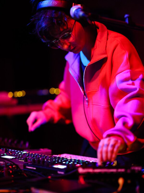 Photo © Antoinette Dyksman 6zm performing