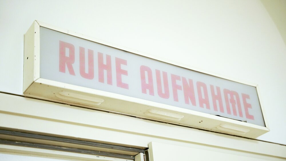 A sign that says 'RUHE AUFNAHME'