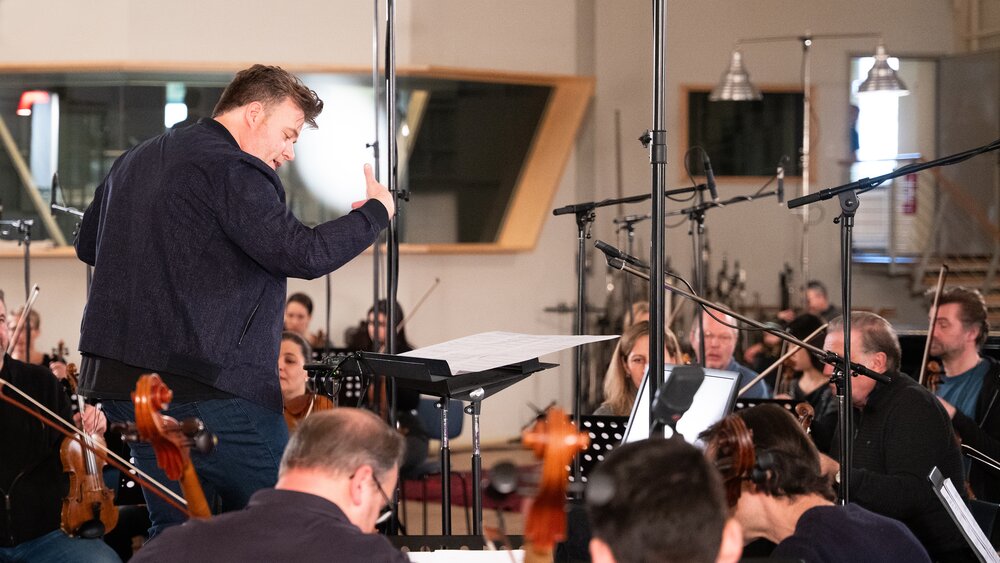 Benjamin Wallfisch conducting