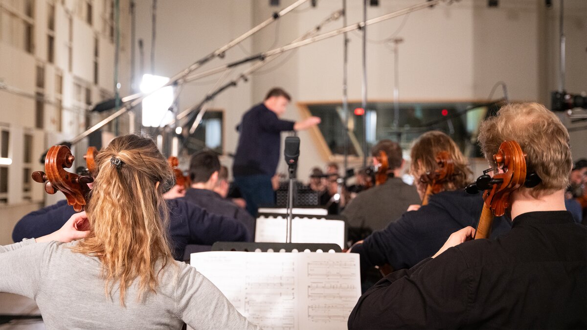 Benjamin Wallfisch conducting a recording session for a sample library