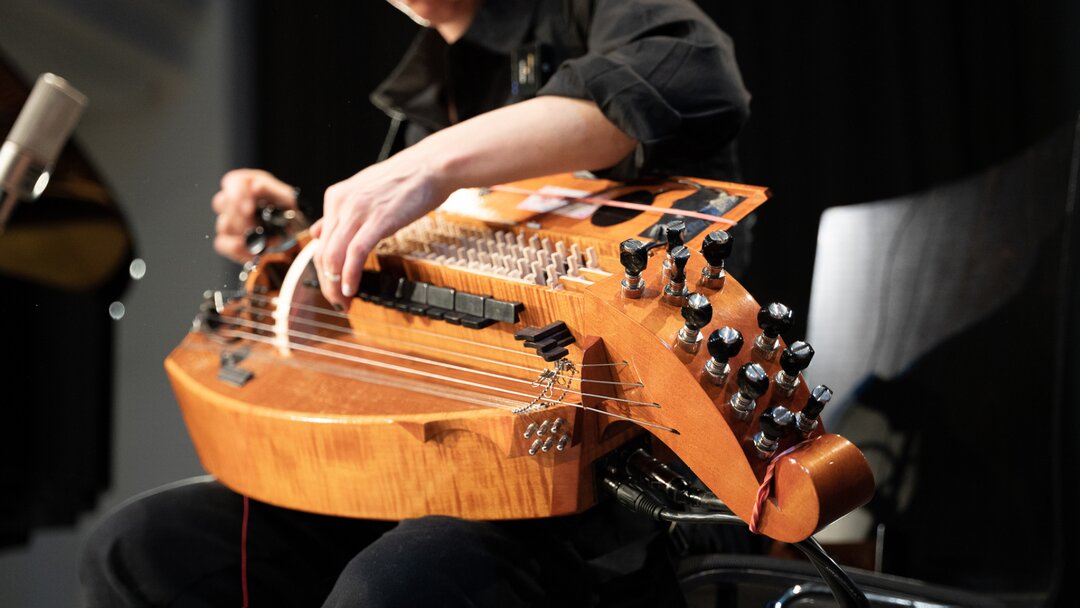 Close-up of a hurdy-gurdy being recorded. Photo by Larissa Matheus.
