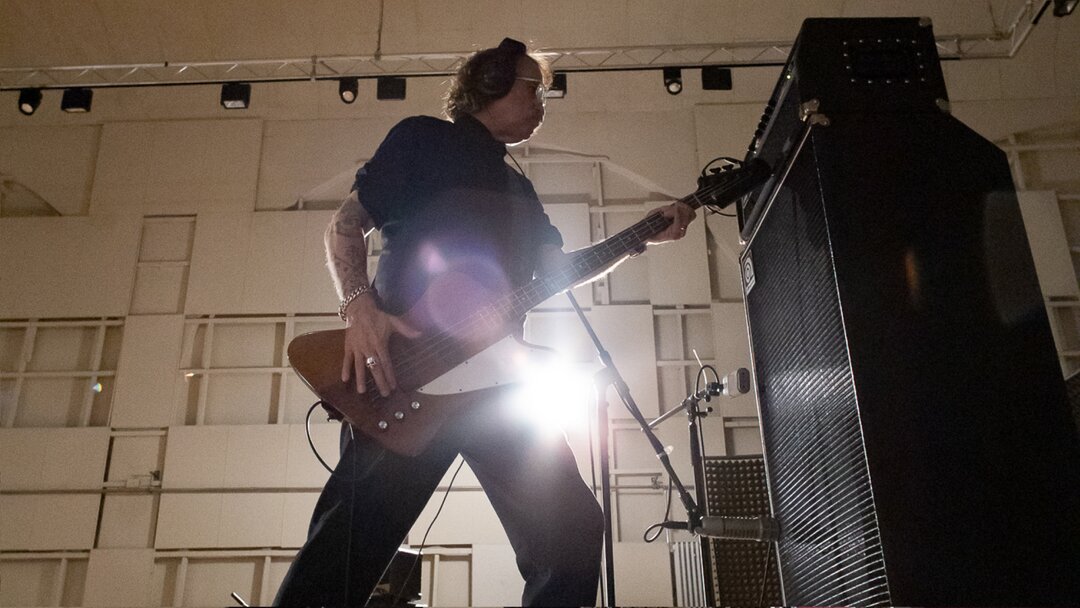 Alexander Hacke recording electric guitar. Photo by Beto Ruiz Alonso.