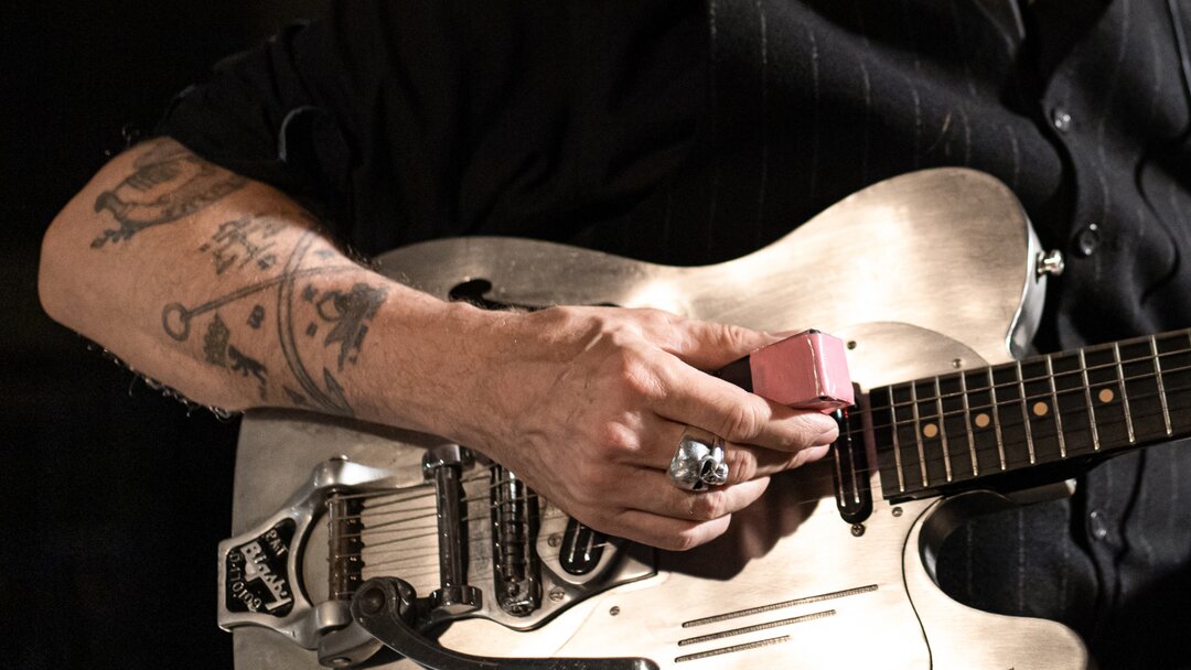 Close-up of playing an electric guitar with an ebow. Photo by Beto Ruiz Alonso.