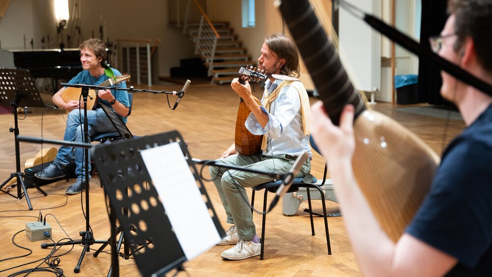 A 3-piece lute ensemble recording a medieval sample library. Photo by Larissa Matheus.