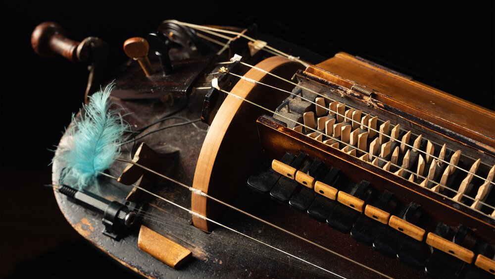 A close-up of a hurdy-gurdy. Photo by Larissa Matheus.