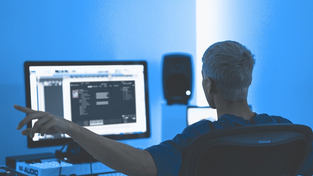 A music producer using SINEplayer in his studio