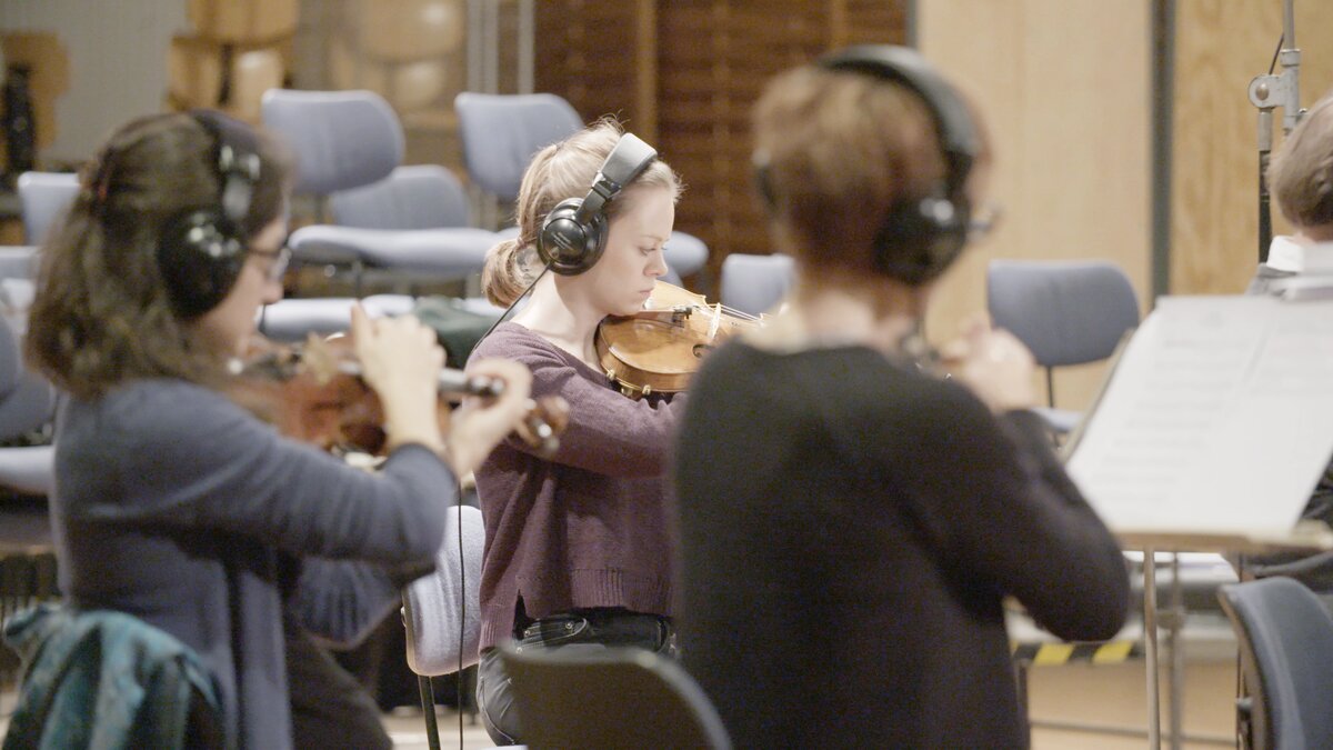 Women recording pizzicato violins