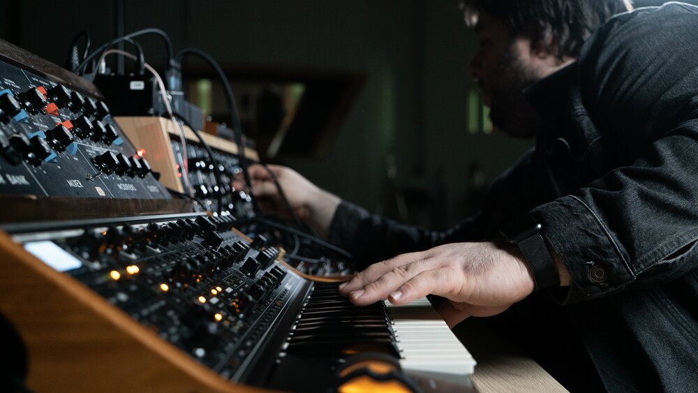 A man plays an analog synth for Metropolis Ark 5. Photo by Larissa Matheus.