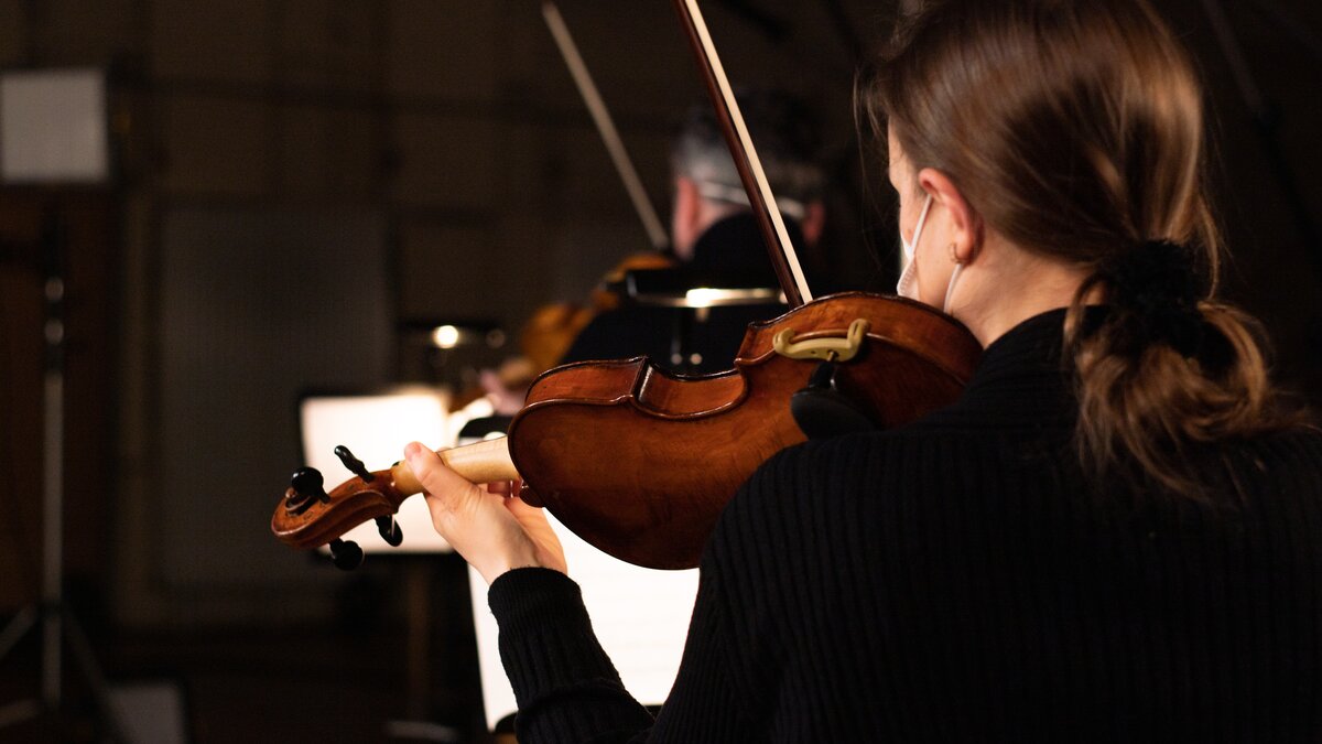 A violin player recording the Miroire period instruments sample library