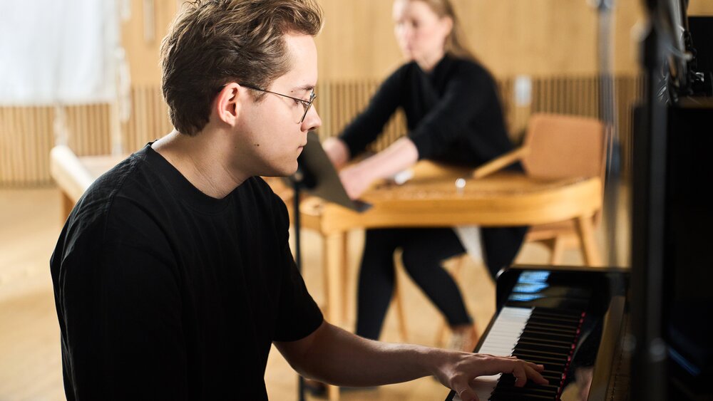 Vetle Nærø playing the piano. Photo by Kaupo Kikkas.